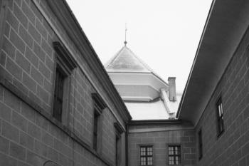 Koridor mezi zámkem (vlevo) a panskou sýpkou (vpravo) k Malé bráně ( © Ivan Grisa 12/2009)