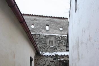 Hlavní hradba z Hradební ulice ( © Ivan Grisa 12/2009)