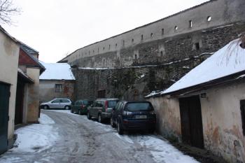 Hlavní hradba z Hradební ulice ( © Ivan Grisa 12/2009)