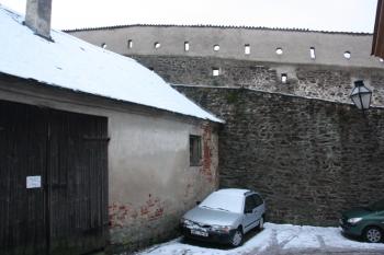 Hlavní hradba z Hradební ulice ( © Ivan Grisa 12/2009)