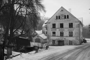 Hlavní budova z hráze Staroměstského rybníka ( © Ivan Grisa 12/2009)