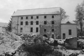 Hlavní budova od západu ( © Ivan Grisa 12/2009)