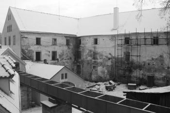 Pohled na dvůr mlýna z hráze Staroměstského rybníka ( © Ivan Grisa 12/2009)