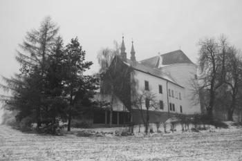 Kostel a nedostavěný klášter od jihovýchodu ( © Ivan Grisa 12/2009)