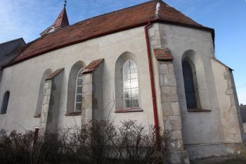 Presbytář od jihovýchodu ( © Ivan Grisa 12/2009)
