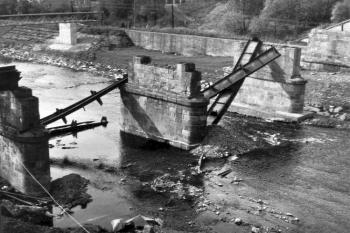 demolice starého Kolloredovského mostu v roce 1988 ( © SOA Frýdek-Místek)