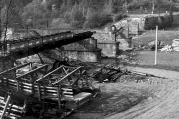 demolice starého Kolloredovského mostu v roce 1988 ( © SOA Frýdek-Místek)