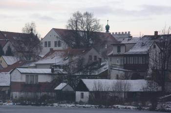 Radnice z hráze Ulického rybníka ( © Ivan Grisa 12/2009)