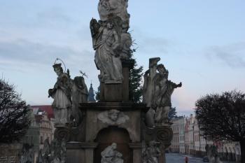Sochy světců na podstavci ( © Ivan Grisa 12/2009)
