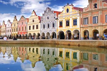 Telč s odrazem v kašně (© Anton Fedorenko, 08/2009)