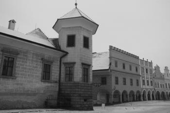 Jihovýchodní nároží zámku a domy v severní frontě náměstí ( © Ivan Grisa 12/2009)