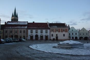 Východní část jižní fronty náměstí ( © Ivan Grisa 12/2009)