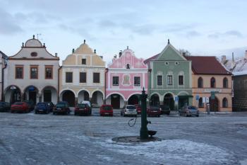 Střední část jižní fronty náměstí ( © Ivan Grisa 12/2009)