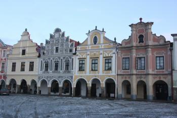 Domy ve střední části severní fronty náměstí ( © Ivan Grisa 12/2009)