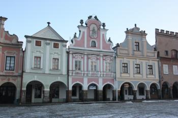 Domy ve střední části severní fronty náměstí ( © Ivan Grisa 12/2009)