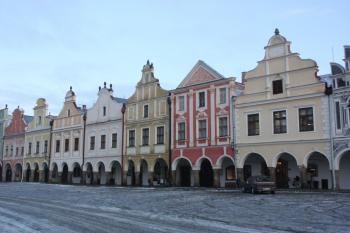 Domy ve střední části severní fronty náměstí ( © Ivan Grisa 12/2009)