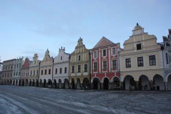 Domy v západní části severní fronty náměstí ( © Ivan Grisa 12/2009)