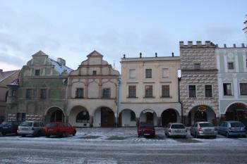 Domy ve střední části jižní fronty náměstí ( © Ivan Grisa 12/2009)