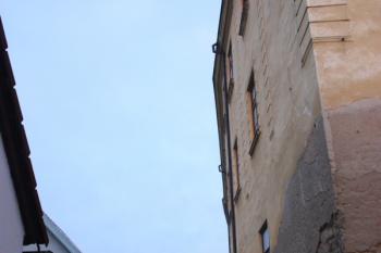Západní konec Seminářské ulice, vpravo bývalá jesuitská kolej ( © Ivan Grisa 12/2009)