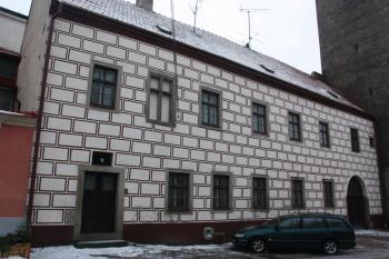 Dům v Palackého ulici proti vyústění Hradební ulice ( © Ivan Grisa 12/2009)