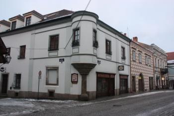 Dům na nároží Palackého a Hradební ulice ( © Ivan Grisa 12/2009)