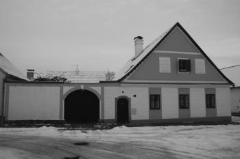 Dům na severní straně staroměstského Mariánského náměstí ( © Ivan Grisa 12/2009)