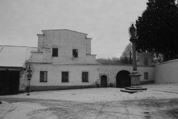 Dům na východní straně staroměstského Mariánského náměstí ( © Ivan Grisa 12/2009)