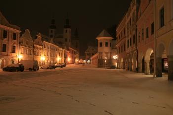 Západní část náměstí s věžicí zámku a jesuitskou kolejí ( © Stanislav Šůna 12/2009)