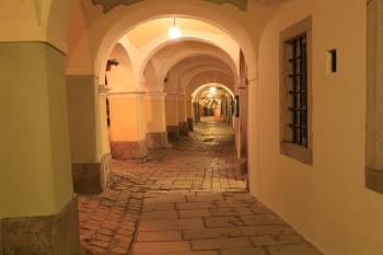 Podloubí v jižní části náměstí ( © Stanislav Šůna 12/2009)