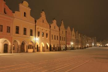 Střední část severní fronty náměstí ( © Stanislav Šůna 12/2009)