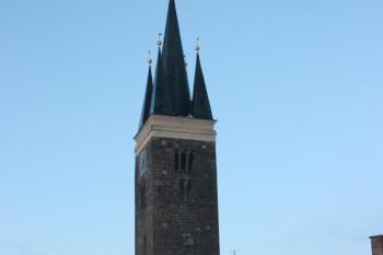 Věž kostela z můstku přes šíjový příkop ( © Ivan Grisa 12/2009)