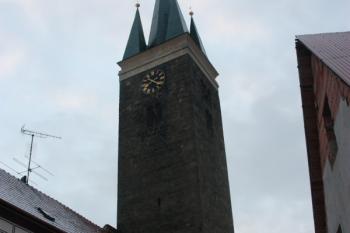 Věž kostela z Palackého ulice (od západu) ( © Ivan Grisa 12/2009)