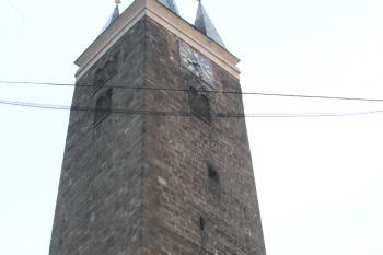 Věž kostela z Palackého ulice (od východu) ( © Ivan Grisa 12/2009)