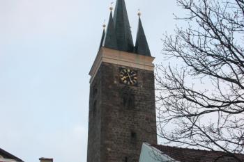 Věž kostela z Palackého ulice (od někdejší vnitřní Velké brány) ( © Ivan Grisa 12/2009)