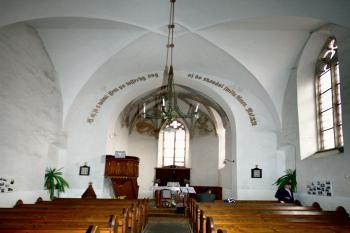 průhled lodí k presbytáři ( © Pavel Zany Komárek 12.9. 2009)