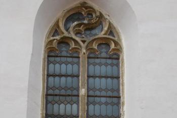 jihovýchodní kružbové okno lodi ( © Pavel Zany Komárek 12.9. 2009)