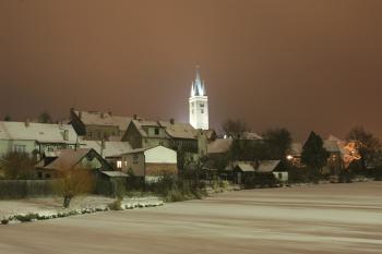 Kostelní věž z lávky přes Ulický rybník ( © Stanislav Šůna 12/2009)