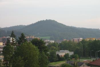 pohled z vrcholku Skalky na kopec Hradisko se zříceninou hradu Rožnov (© D Dohňanský, 08/2014)