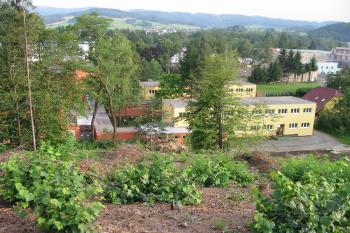 pohled z vrcholku k jihu na MŠ Pod Skalkou (© D Dohňanský, 08/2014)