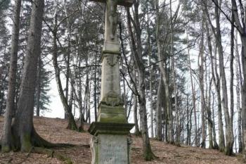 kamenný kříž z roku 1864 na východním úpatí lokality ( © Jan P. Štěpánek 03/2008)