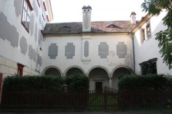 Novorenesanční loggeta nesoucí zámeckou hernu (pohled z I. nádvoří, od severu) ( © Ivan Grisa 09/2011)