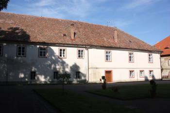 Východní průčelí bývalé jízdárny z I. nádvoří ( © Ivan Grisa 09/2011)