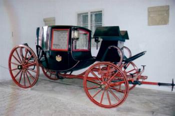Kočár v průjezdu brány zámku (2002 © Vlky, Jirka Čížek)