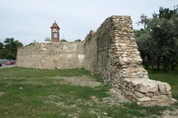 hradební zeď nedaleko zámku ( © Milan Caha 06/2009)