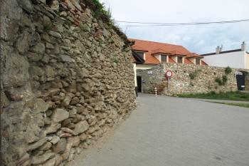 hradební zeď s fortnou ( © Milan Caha 06/2009)