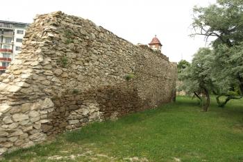 hradební zeď nedaleko zámku ( © Milan Caha 06/2009)