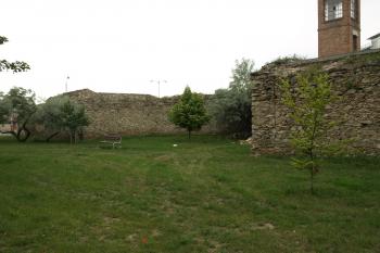 hradební zeď nedaleko zámku ( © Milan Caha 06/2009)