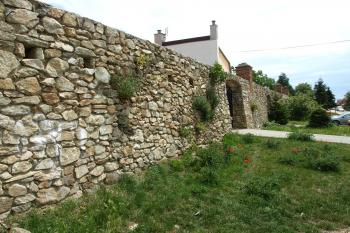 hradební zeď na západní straně ( © Milan Caha 06/2009)
