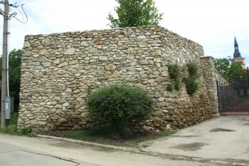 zbytek bašty na západní straně hradby ( © Milan Caha 06/2009)