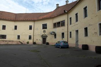 nádvoří ( © Milan Caha 06/2009)